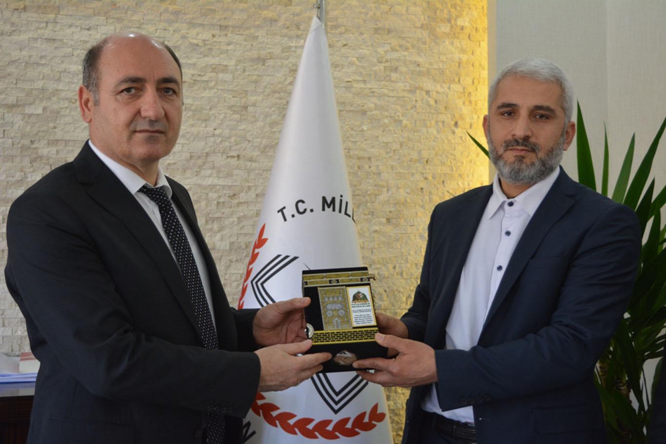 Siyer Sınavı'na katkı sunanlara hediye verildi Siyer Sınavı'na katkı sunanlara hediye verildi